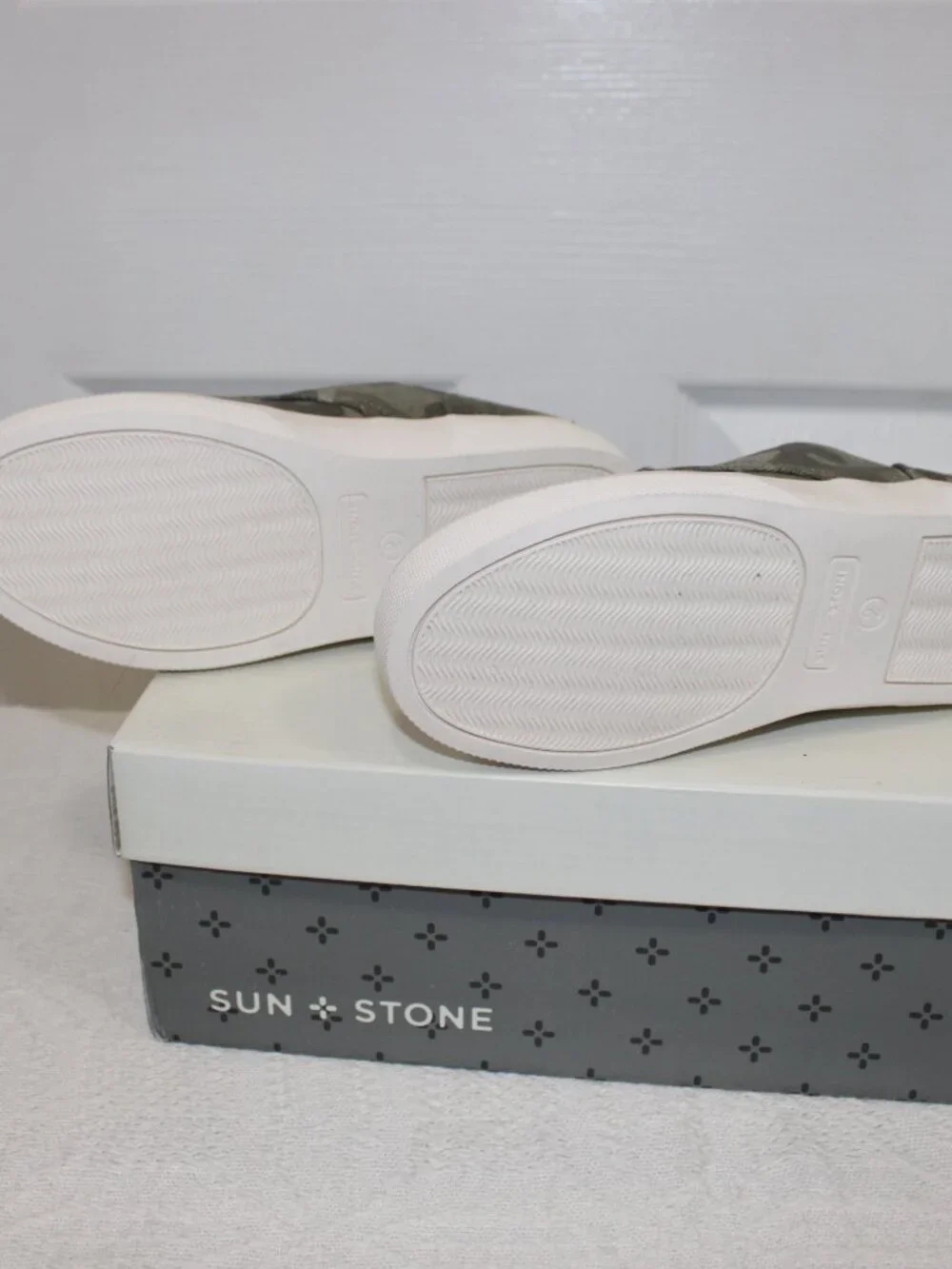 '***NEW*** Sun Stone Camo Sneakers - Little girls 2M